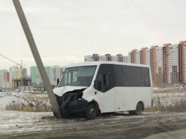 В Оренбурге на Загородном шоссе маршрутный автобус врезался в столб