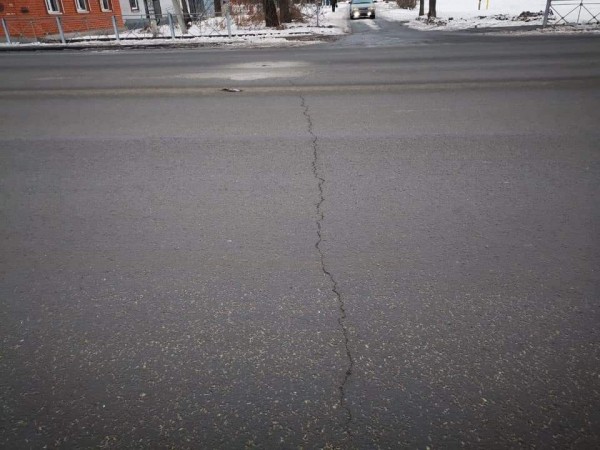 Трещины в асфальте на улице Цвиллинга в Оренбурге отремонтируют по гарантии
