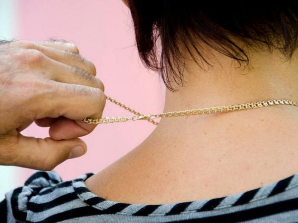 В Оренбурге ограбили женщину