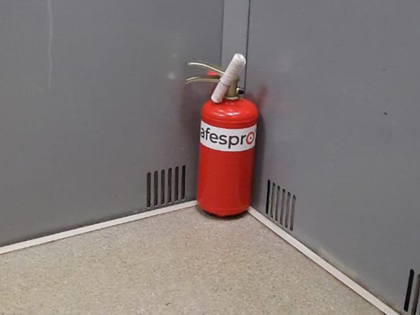 В лифте дома на улице Салмышской в Оренбурге появился огнетушитель В лифте дома на улице Салмышской в Оренбурге появился огнетушитель