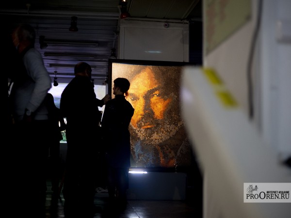 Художник Никас Сафронов открыл в Оренбурге свою первую выставку во время пандемии