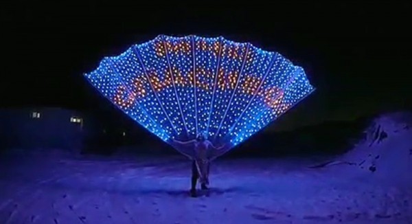 Оренбуржцы поздравили МЧС с 30-летием перфомансом с павлиньим хвостом