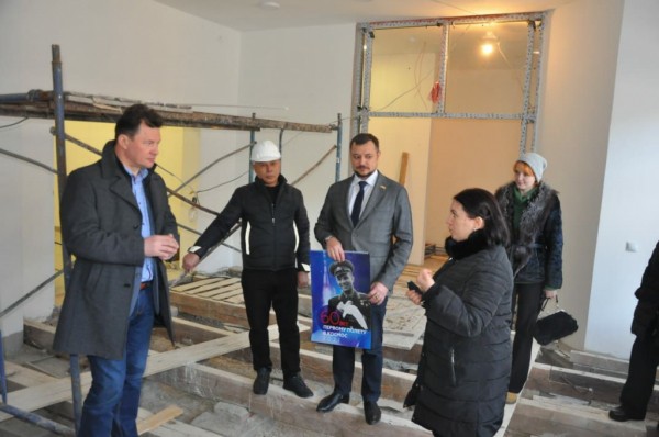 Накануне депутат Оренбургского городского Совета Константин Хитров принял участие в очередной рабочей встрече, которая была посвящена реставрируемому дому-музею Юрия и Валентины Гагариных.