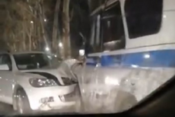 В Оренбурге на улице Новой иномарка протаранила УАЗ Росгвардии