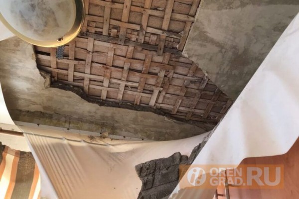 В Оренбурге в многоквартирном доме рухнул потолок