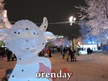 В новогоднюю ночь на площади им.Ленина в Оренбурге было не протолкнуться В новогоднюю ночь на площади им.Ленина в Оренбурге было не протолкнуться