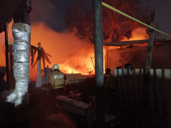 Видео пожара в Орске. Площадь возгорания составила 500 квадратных метров