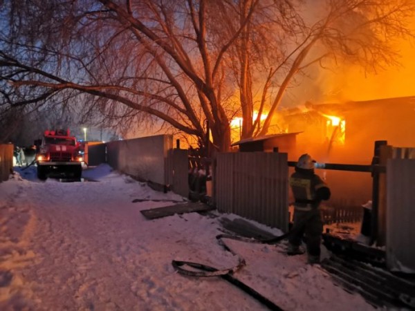 Видео пожара в Орске. Площадь возгорания составила 500 квадратных метров