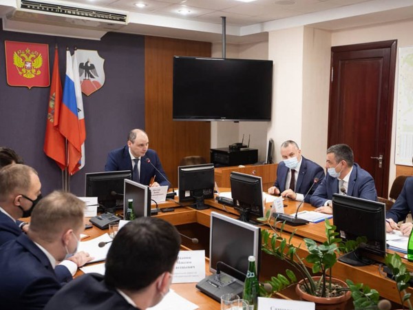 Денис Паслер заявил о необходимости поднять зарплаты заводчанам в Орске