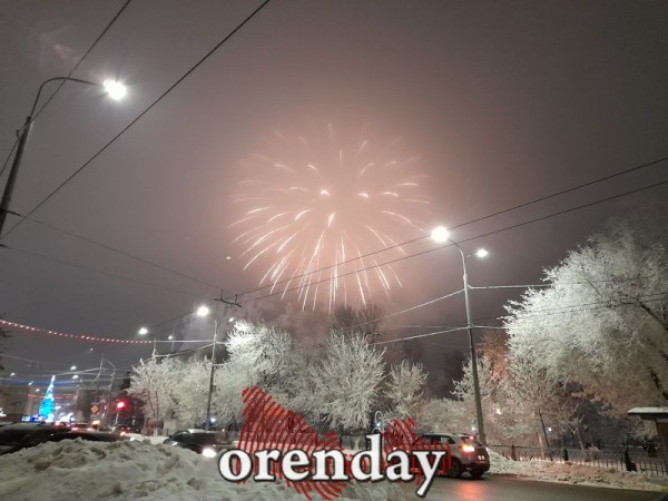 В новогоднюю ночь на площади им.Ленина в Оренбурге было не протолкнуться