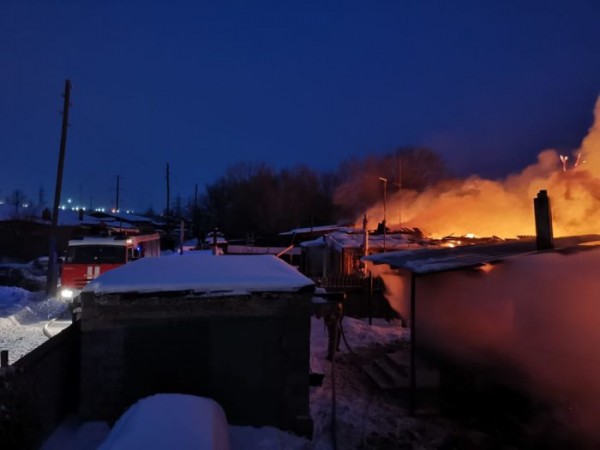 Видео пожара в Орске. Площадь возгорания составила 500 квадратных метров
