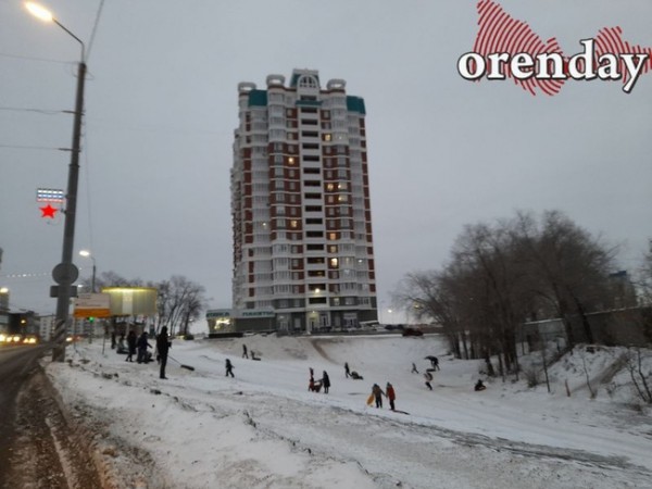 Опасные игры: оренбуржцы устроили стихийную горку возле проезжей части Опасные игры: оренбуржцы устроили стихийную горку возле проезжей части