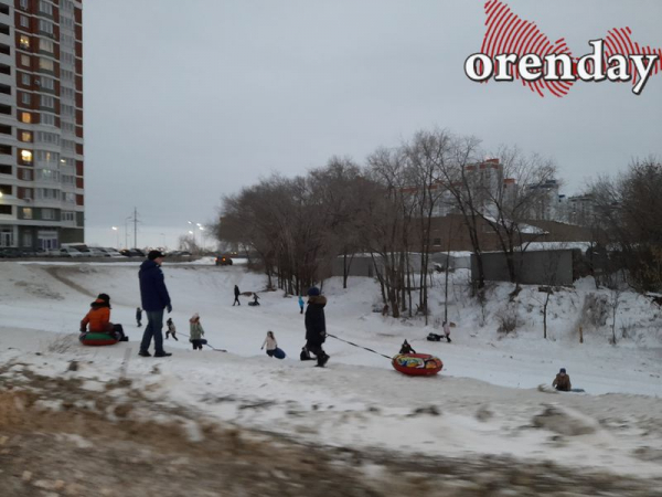 Опасные игры: оренбуржцы устроили стихийную горку возле проезжей части Опасные игры: оренбуржцы устроили стихийную горку возле проезжей части