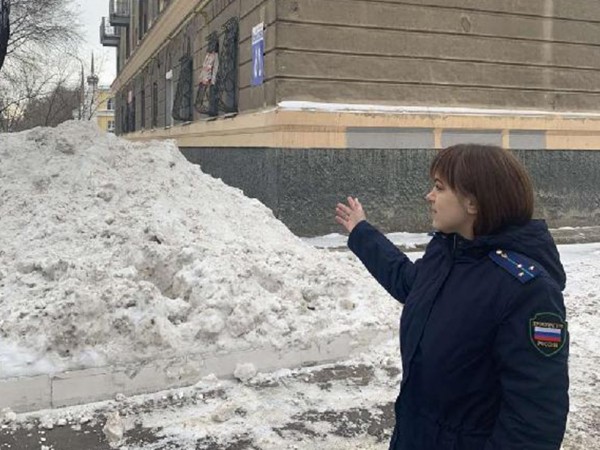 В центре Оренбурга управляющие компании не вывозят снег со дворов