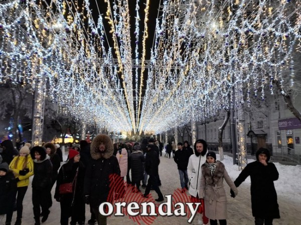 В новогоднюю ночь на площади им.Ленина в Оренбурге было не протолкнуться