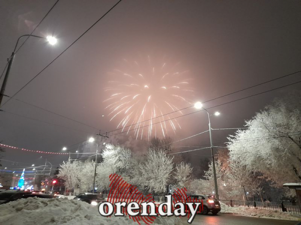 В новогоднюю ночь на площади им.Ленина в Оренбурге было не протолкнуться