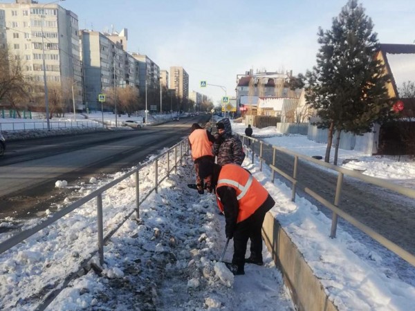 С улиц Оренбурга убирают снег