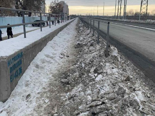 В центре Оренбурга управляющие компании не вывозят снег со дворов