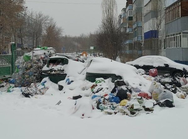 В Оренбурге появились не только снежные, но и "мусорные" сугробы В Оренбурге появились не только снежные, но и "мусорные" сугробы