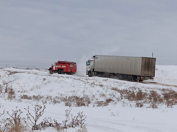 В Оренбуржье спасли застрявшую в поле фуру с мандаринами В Оренбуржье спасли застрявшую в поле фуру с мандаринами