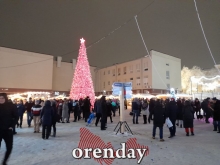 В новогоднюю ночь на площади им.Ленина в Оренбурге было не протолкнуться