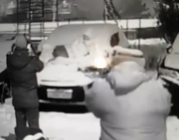 Ради удачного фото оренбурженка залезла на капот чужого авто