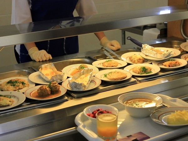 Замминистра образования Оренбуржья проверила, как кормят школьников в Новотроицке