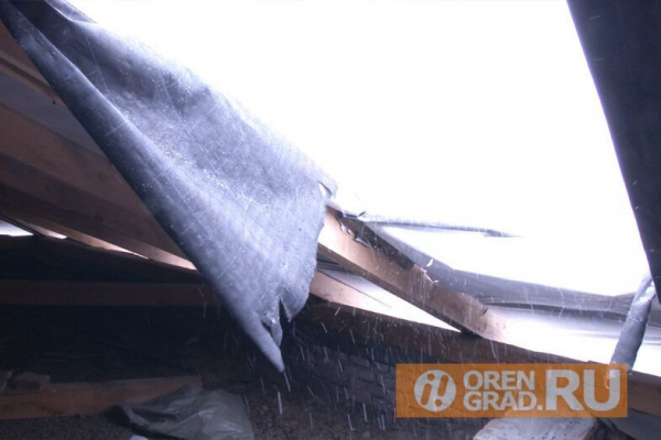 В Оренбурге продолжается капитальный ремонт кровли В Оренбурге продолжается капитальный ремонт кровли