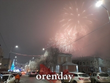 В новогоднюю ночь на площади им.Ленина в Оренбурге было не протолкнуться В новогоднюю ночь на площади им.Ленина в Оренбурге было не протолкнуться