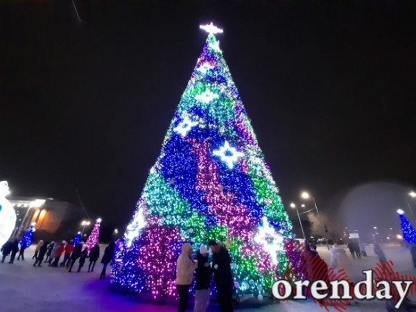 Основные елки в Оренбурге простоят еще неделю Основные елки в Оренбурге простоят еще неделю