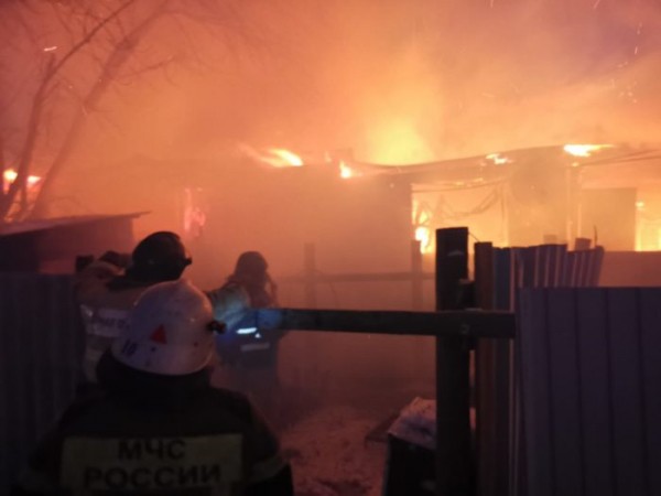 Видео пожара в Орске. Площадь возгорания составила 500 квадратных метров