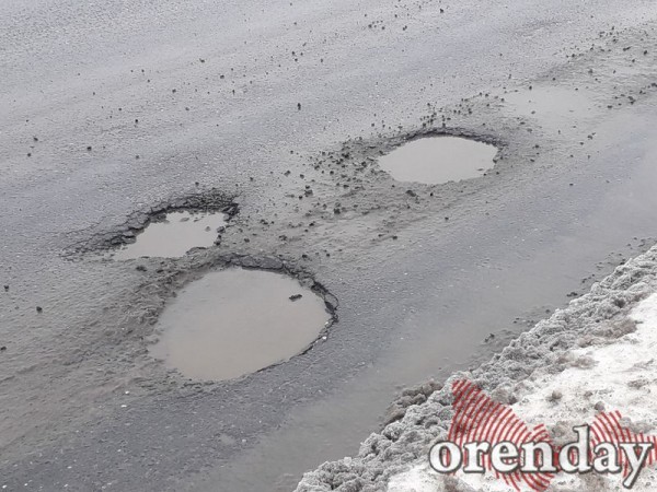 Ямы, лужи, швы: в каком состоянии в Оренбурге находится мост через ул. Шевченко на ул. Терешковой