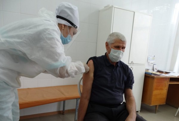 Около 100 человек привились от коронавируса в поселке Светлом