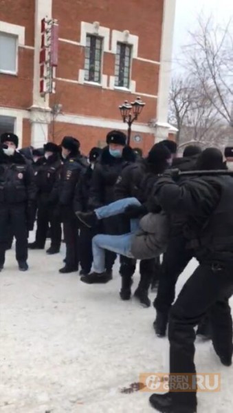 В Оренбурге начались задержания протестующих