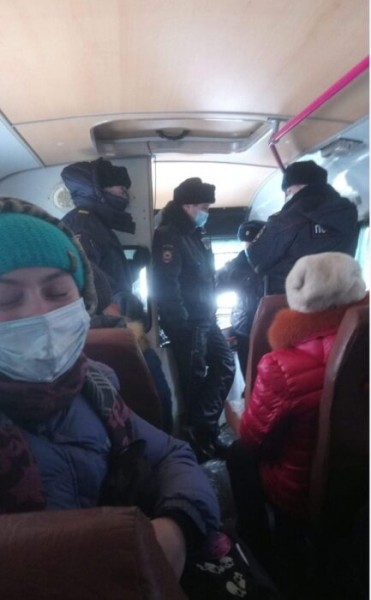 Оренбургский ОМОН использует дубинки во время задержания протестующих Оренбургский ОМОН использует дубинки во время задержания протестующих