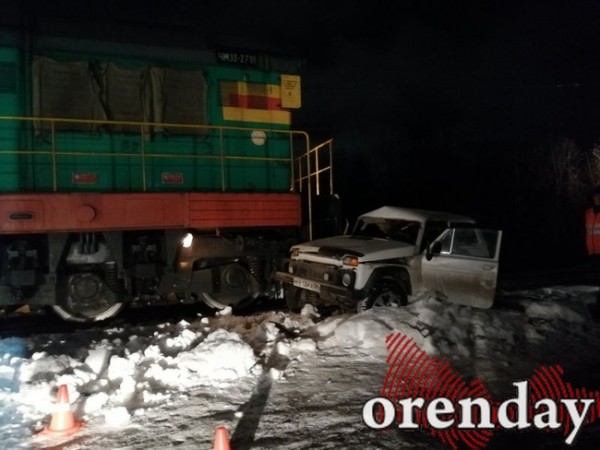 В Оренбурге поезд врезался в "Ниву"
