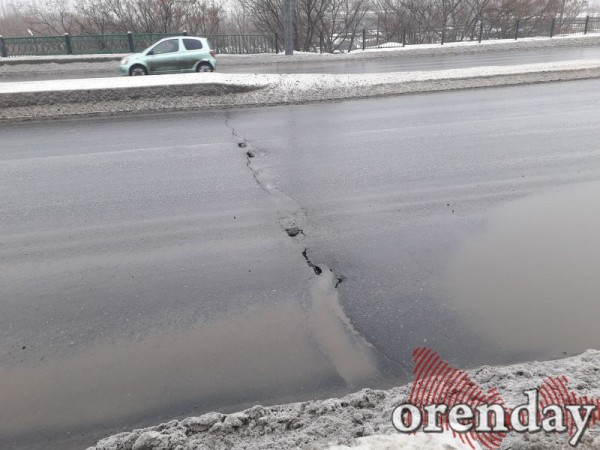 Ямы, лужи, швы: в каком состоянии в Оренбурге находится мост через ул. Шевченко на ул. Терешковой