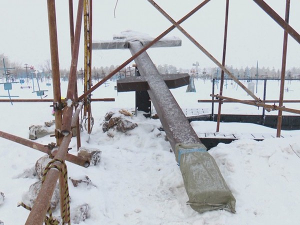 У Вечного огня в Оренбурге установили шестиметровый крест-Голгофу