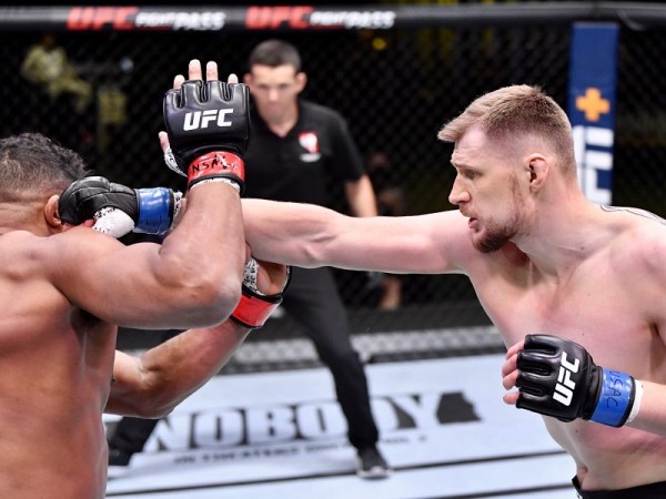 Волков нокаутировал Оверима в турнире UFC Волков нокаутировал Оверима в турнире UFC
