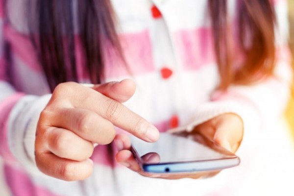 Роспотребнадзор РФ запретил в сфере образования использовать смартфоны