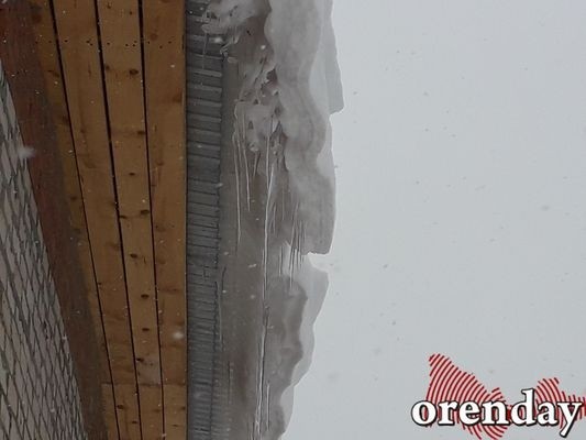 В Новотроицке балкон двухэтажки не выдержал натиска снежной глыбы, упавшей с крыши