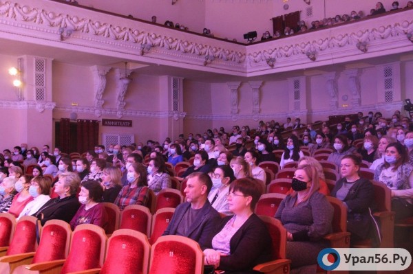 
В Оренбурге хор &laquo;Новые имена&raquo; и врачи почтили память медиков, умерших во время пандемии		