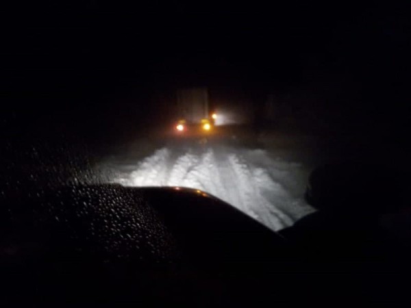 Водителю фуры в Оренбуржье помогли выбраться с занесенной снегом дороги