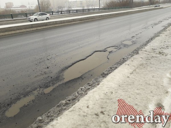 Ямы, лужи, швы: в каком состоянии в Оренбурге находится мост через ул. Шевченко на ул. Терешковой