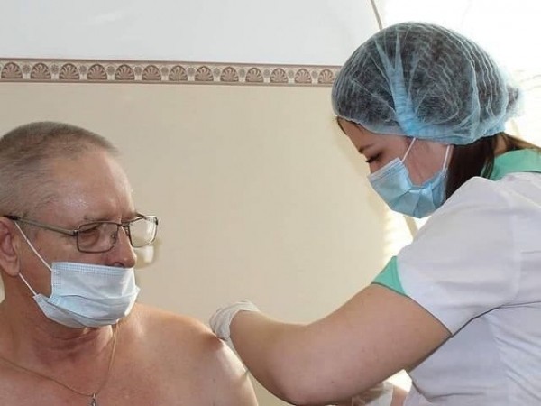 В Бузулуке пенсионеров довозят до больницы для вакцинации от коронавируса