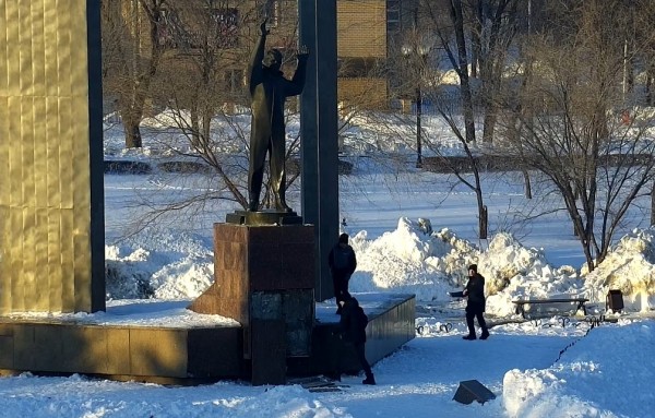 
Полиция установила личность школьника-вандала с молотком, который повредил Памятник Юрию Гагарину в Оренбурге		