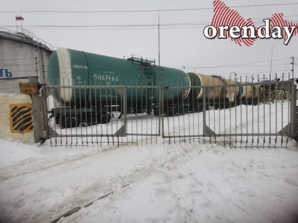 Несколько жителей Оренбурга вышли к нефтемаслозаводу на одиночные пикеты