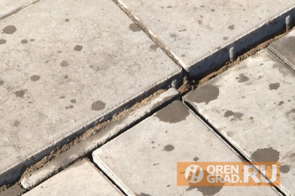 В Оренбурге в негодность приходит новая тротуарная плитка