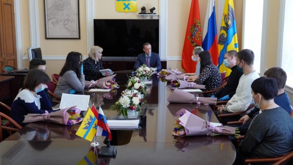 В Оренбурге многодетным семьям вручили сертификаты на приобретение жилья В Оренбурге многодетным семьям вручили сертификаты на приобретение жилья