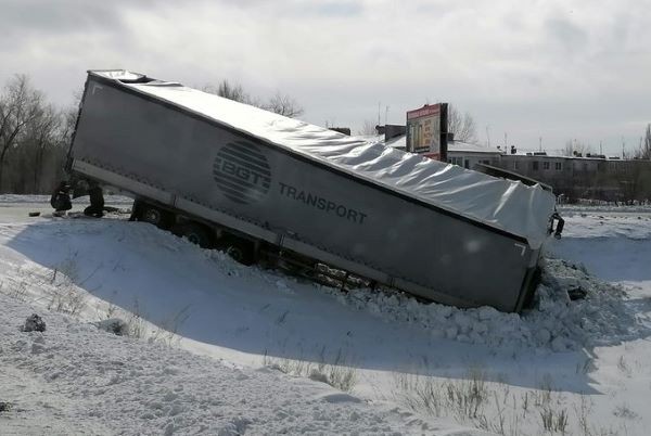 В Оренбуржье ушел в кювет иностранный большегруз со стеклотарой